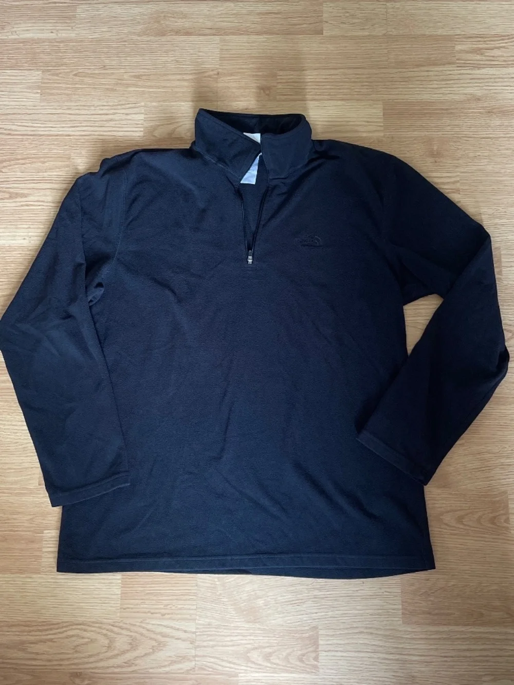 The North Face Men’s Black on Black Fleece Performance 1/4 zip Size Large